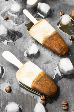 Kahveli dondurma dondurmayı karanlık bir arka plan üzerinde