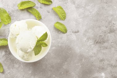 Kase gri bir arka plan üzerine nane dondurma. Üstten Görünüm, kopya girintili