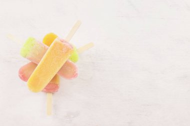 Beyaz bir arka plan üzerinde çok renkli çubuklu dondurmayı. Görünümü en çok, sp kopyalama