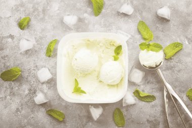 Nane dondurma kase ve kaşık dondurma üzerinde gri bir backgro için