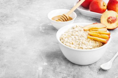 Kuru soğan ve gri arka plan üzerinde ballı yulaf ezmesi. Kopya girintili