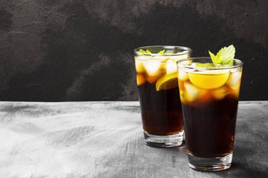 Kokteyl Cuba Libre karanlık bir arka plan üzerinde iki kadeh. SP kopyalama