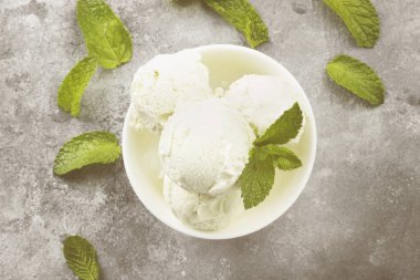 Kase gri bir arka plan üzerine nane dondurma. Üstten Görünüm. Gıda arka