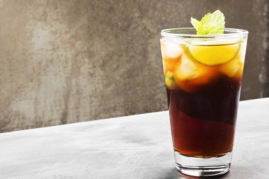 Bir bardak koyu arka plan üzerinde kokteyl Cuba Libre. Kopya alanı.