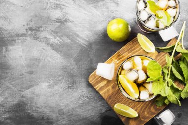 Kokteyl Cuba Libre karanlık bir arka plan üzerinde iki kadeh. Top vie