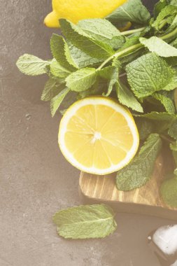 Malzemeler için limonata - limon, nane, buz üzerinde ahşap kesim 