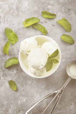 Nane dondurma kase ve kaşık dondurma üzerinde gri bir backgro için