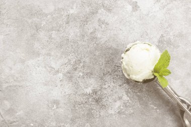 Nane dondurma kaşık gri bir arka plan üzerinde. Üstten Görünüm, kopya spa