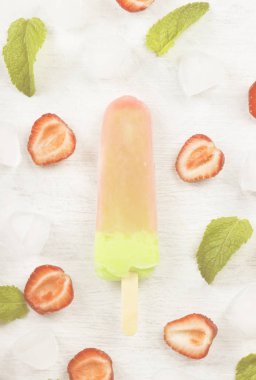 Beyaz bir arka plan üzerinde çok renkli çubuklu dondurmayı. Görünümü en çok, sp kopyalama