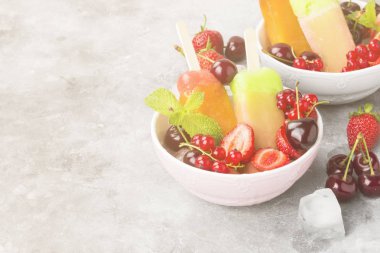 Çilek, frenk üzümü ve kiraz ile çok renkli popsicles 