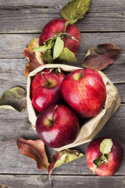 Elma kağıt paket koyu ahşap arka plan üzerinde. Üstten Görünüm. F