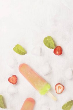 Beyaz bir arka plan üzerinde çok renkli çubuklu dondurmayı. Görünümü en çok, sp kopyalama