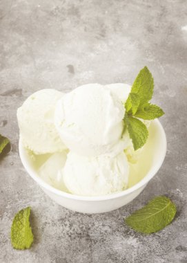 Kase gri bir arka plan üzerine nane dondurma. Tonlama