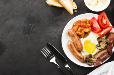 Geleneksel İngiliz kahvaltısı - pastırma, sosis, sahanda yumurta, tom