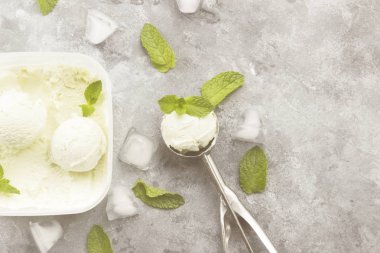 Nane dondurma kaşık gri bir arka plan üzerinde. Üstten Görünüm, kopya spa