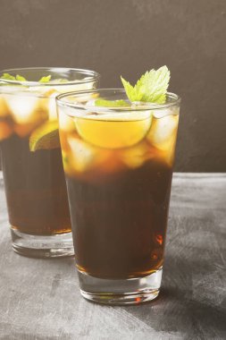 Kokteyl Cuba Libre karanlık bir arka plan üzerinde iki kadeh. Tonlama