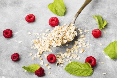 Ahududu ve nane gri bir arka plan üzerine kaşıkla Glanola