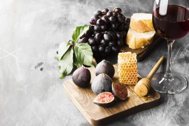Çeşitli snack - incir, üzüm, ekmek, karanlık bir kırmızı şarap için bal 