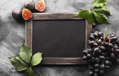 Siyah arduvaz kurulu ve sonbaharda hasat - kara üzüm ve incir üzerinde bir 