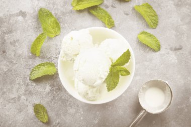 Kase gri bir arka plan üzerine nane dondurma. Üstten Görünüm. Gıda arka