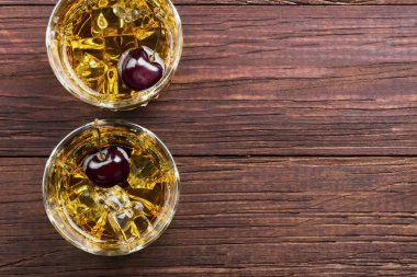 Kokteyl kiraz ahşap arka iki gözlük ile viski üzerinden