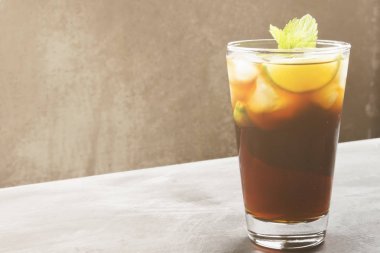 Bir bardak koyu arka plan üzerinde kokteyl Cuba Libre. Kopya alanı.