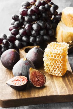 Çeşitli snack - incir, üzüm, ekmek, karanlık bir sırt üstü şarap için bal
