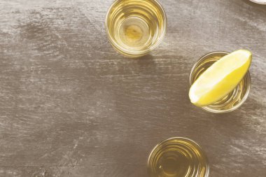 Tekila limon ve tuz karanlık bir arka plan üzerinde. Üstten Görünüm, kopya 