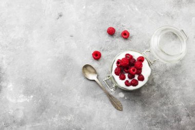 Glanola cam ahududu üzerinde gri bir arka plan ile. En iyi VI