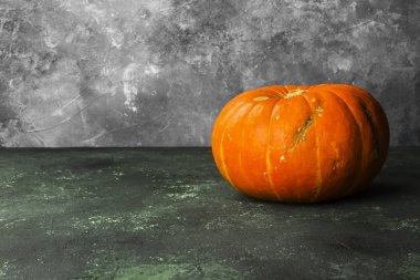 Olgun kabak yeşil bir arka plan üzerinde. Uzay kopyalayın. Gıda arka plan