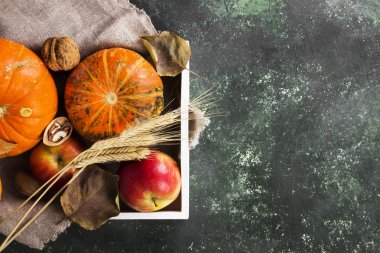 Sonbaharda hasat - kabak, elma, fındık, buğday bir beyaz tahta