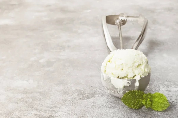 Gelato di zecca in cucchiaio su sfondo grigio. Ricevuto. Alimenti b — Foto Stock