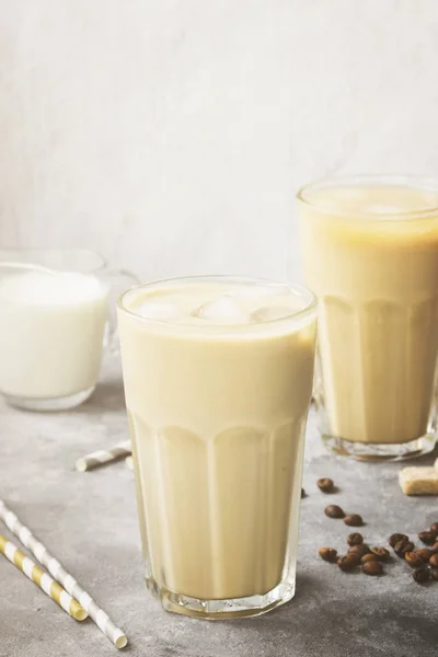 Кофе со льдом с молоком в высоком стакане на сером фоне. Тонин — стоковое фото