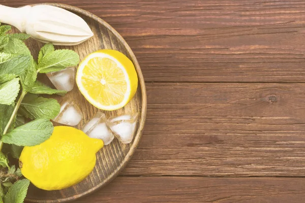Limonata - limon, nane, için malzemeler üzerinde ahşap tepsi içinde buz bir 