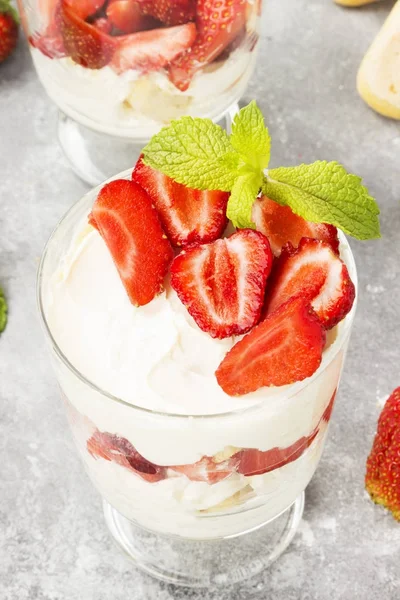 Tatlı tiramisu çilek üzerinde gri bir arka plan ile