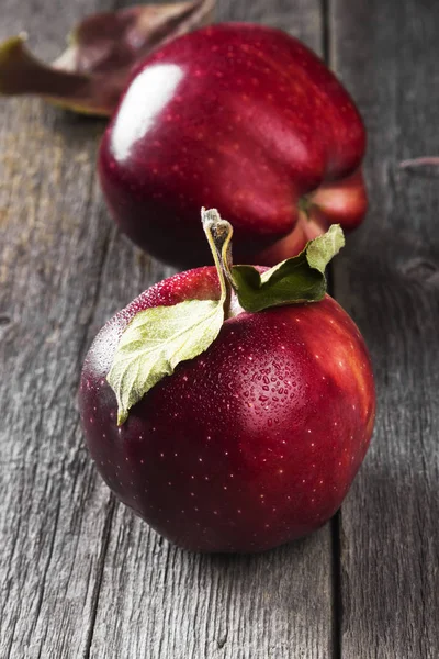 Ernte roter Äpfel auf dunklem Holzgrund — Stockfoto
