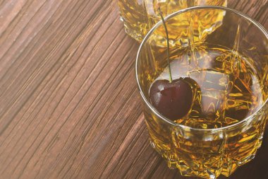 Kokteyl kiraz ahşap arka iki gözlük ile viski üzerinden