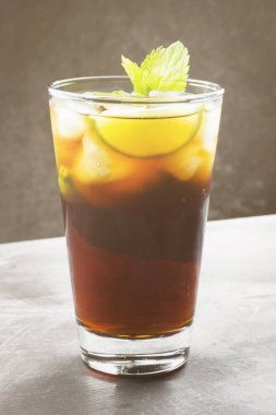 Bir bardak koyu arka plan üzerinde kokteyl Cuba Libre. Tonlama