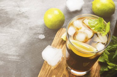 Bir bardak koyu arka plan üzerinde kokteyl Cuba Libre. Kopya alanı.