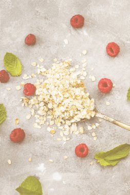 Glanola kaşığı Ahududu ve gri bir arka plan üzerine nane ile içinde. T