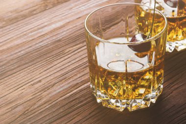 Kokteyl kiraz ahşap arka iki gözlük ile viski üzerinden
