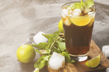 Bir bardak koyu arka plan üzerinde kokteyl Cuba Libre. Kopya alanı.