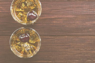 Kokteyl kiraz ahşap arka iki gözlük ile viski üzerinden