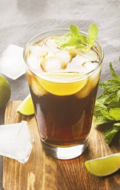 Bir bardak koyu arka plan üzerinde kokteyl Cuba Libre. Tonda