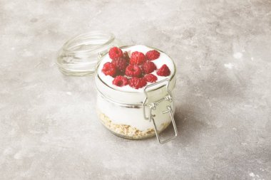 Glanola cam ahududu üzerinde gri bir arka plan ile. Tonda