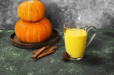 Baharat (tarçın, anason) üzerinde yeşil bir adam ile sütlü balkabağı