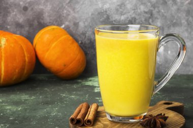 Baharat (tarçın, anason) üzerinde yeşil bir adam ile sütlü balkabağı