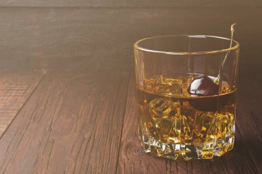 Kokteyl kiraz ahşap zemin ile viski üzerinden. SP kopyalama