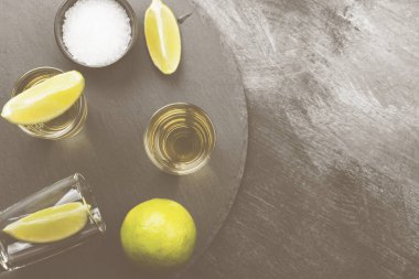 Tekila limon ve tuz karanlık bir arka plan üzerinde. Üstten Görünüm, kopya 
