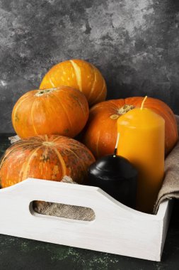 Olgun pumpkins, yeşil bir arka plan üzerinde turuncu ve siyah mum